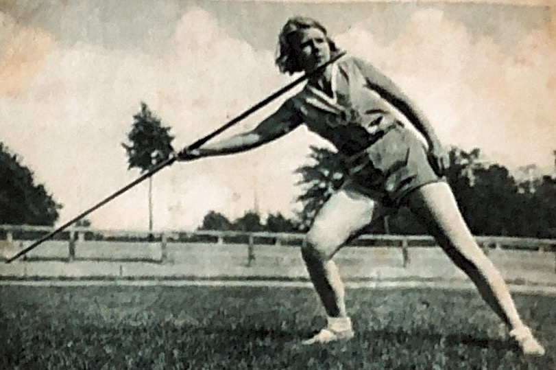 105. Speerwerpen dames. Een opname van de Duitsche Ellen Braumüller