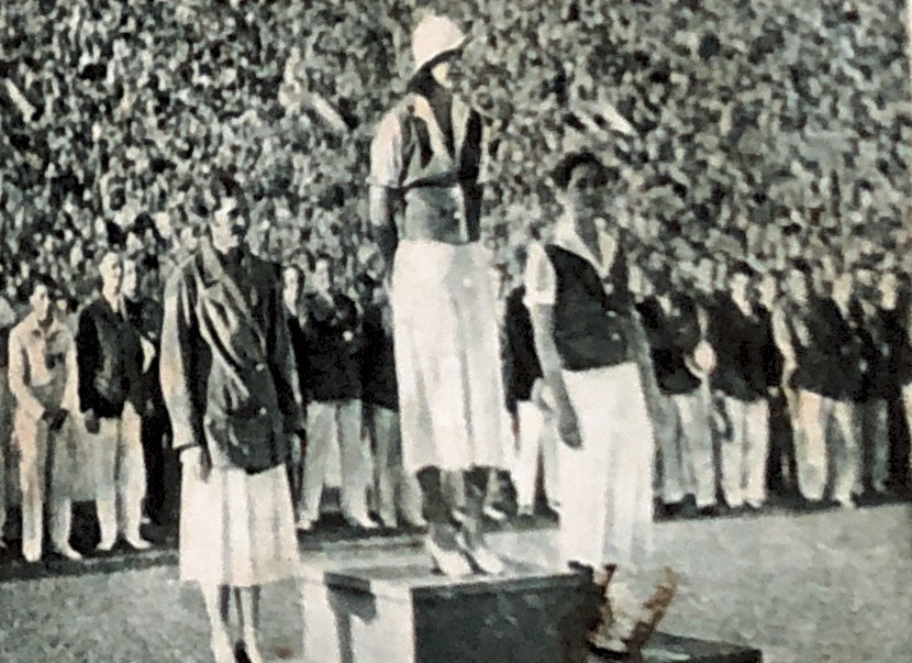 138. Zwemmen – 100 M. vrije slag dames. Het moet voor Mej. Willy den Ouden …