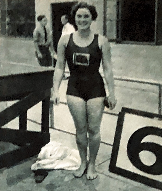 152. Zwemmen – 100 M. rugslag dames. De Engelsche Miss Davis