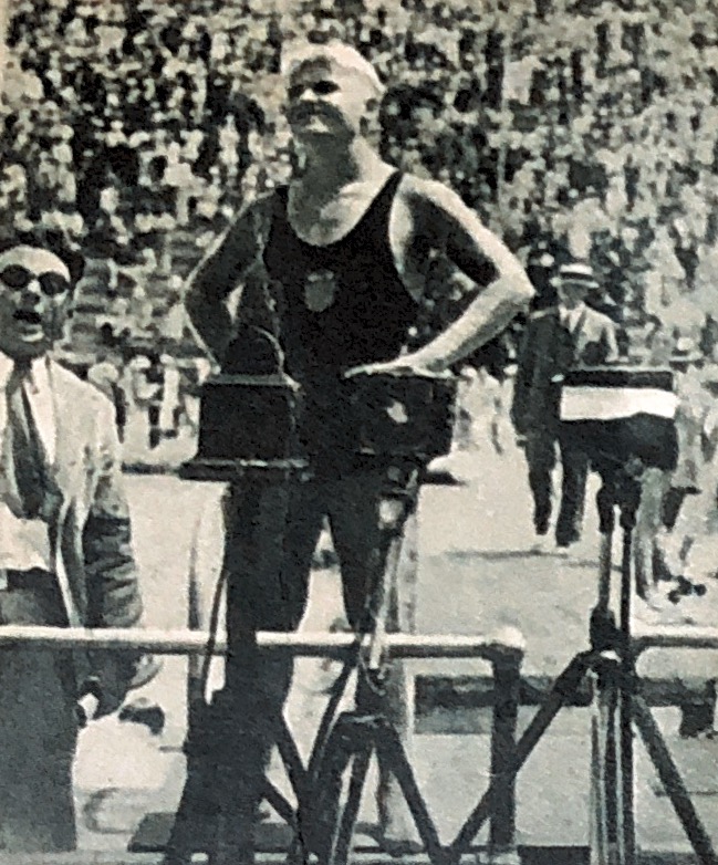 175. Schoonspringen. De Olympische Kampioen Mickey Riley Galitzen voor de microfoon …