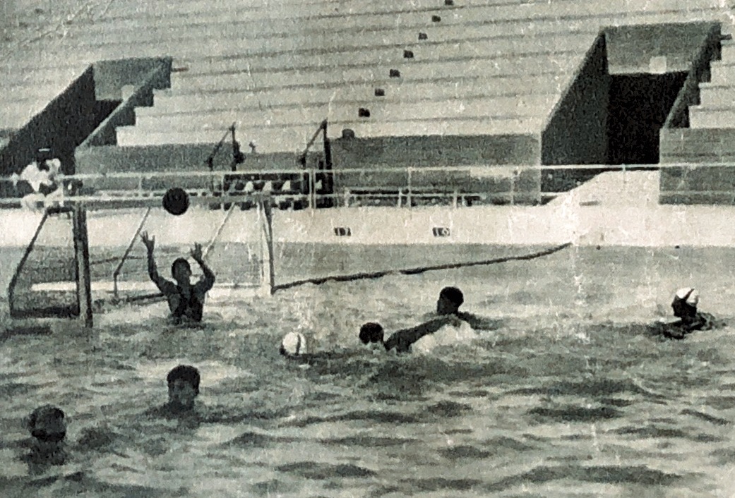 179. Waterpolo. Duitsche en Japansche deelnemers … in training