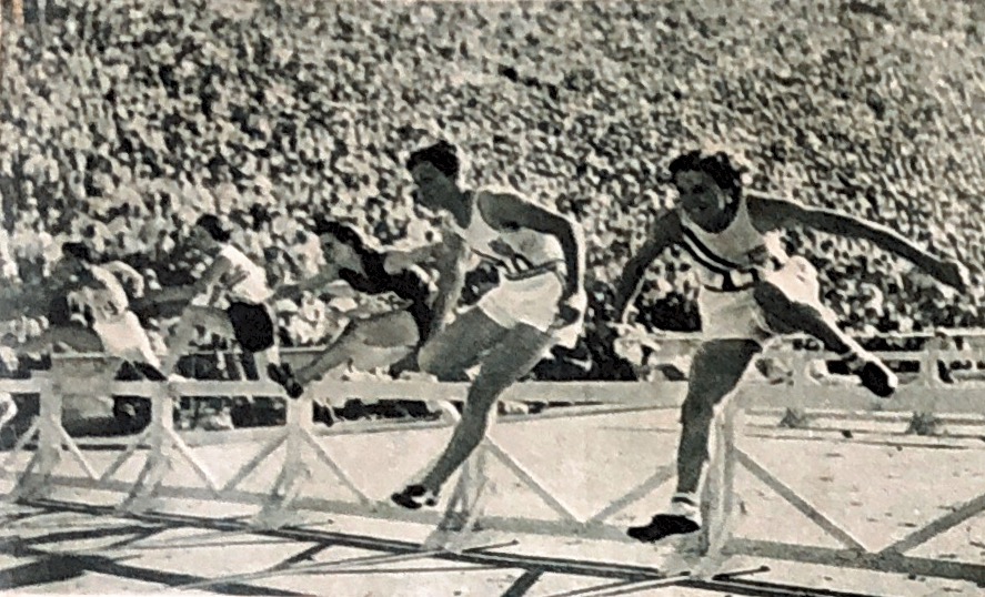 73. 80 M. hordenloop voor dames. Een interessante foto van de finale.