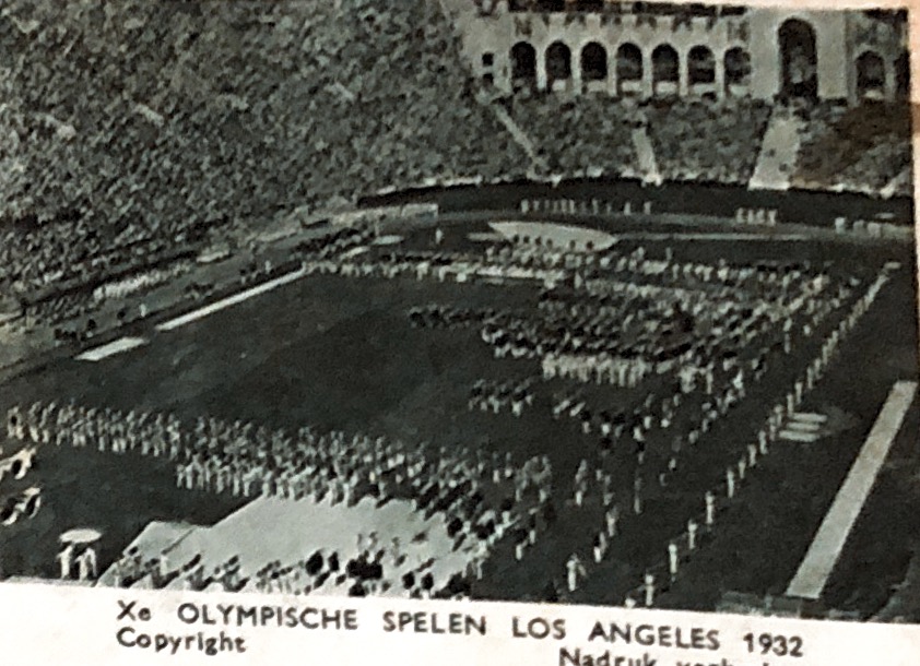 9. Het Olympisch Stadion … het overvolle Stadion tijdens het defilé.